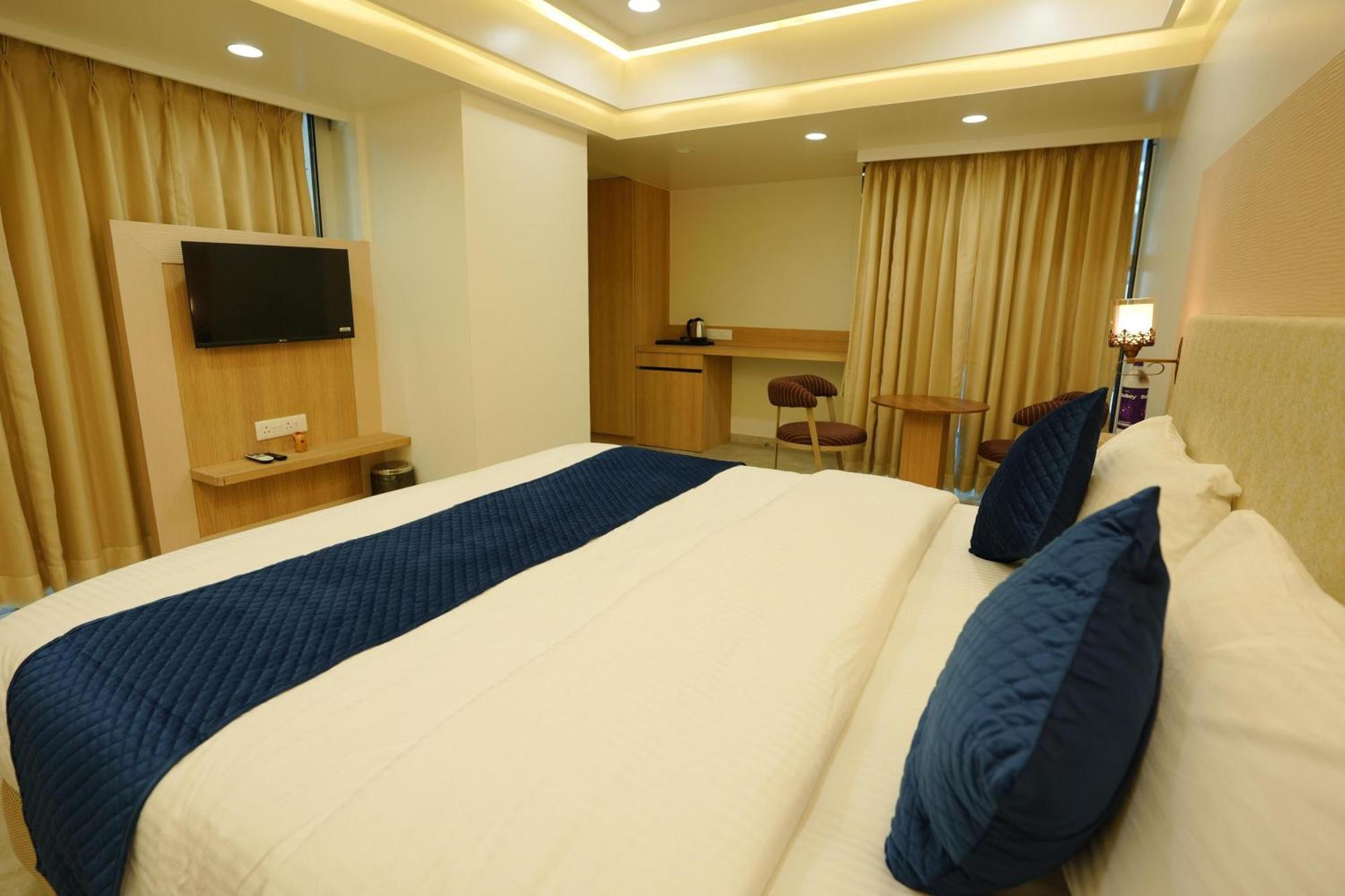 Hotel 6 Seasons, Koregoan Park, פונה מראה חיצוני תמונה