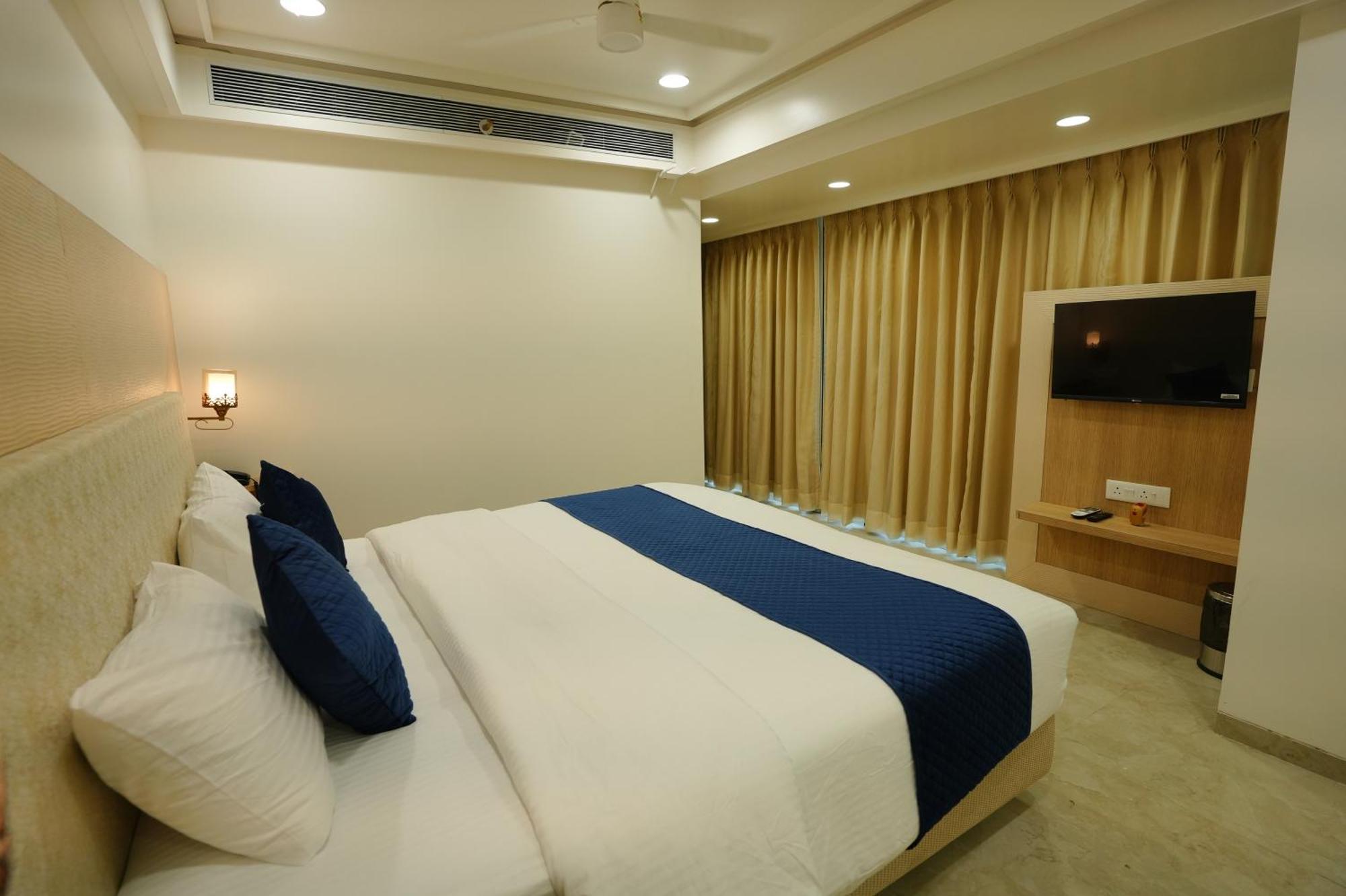 Hotel 6 Seasons, Koregoan Park, פונה מראה חיצוני תמונה