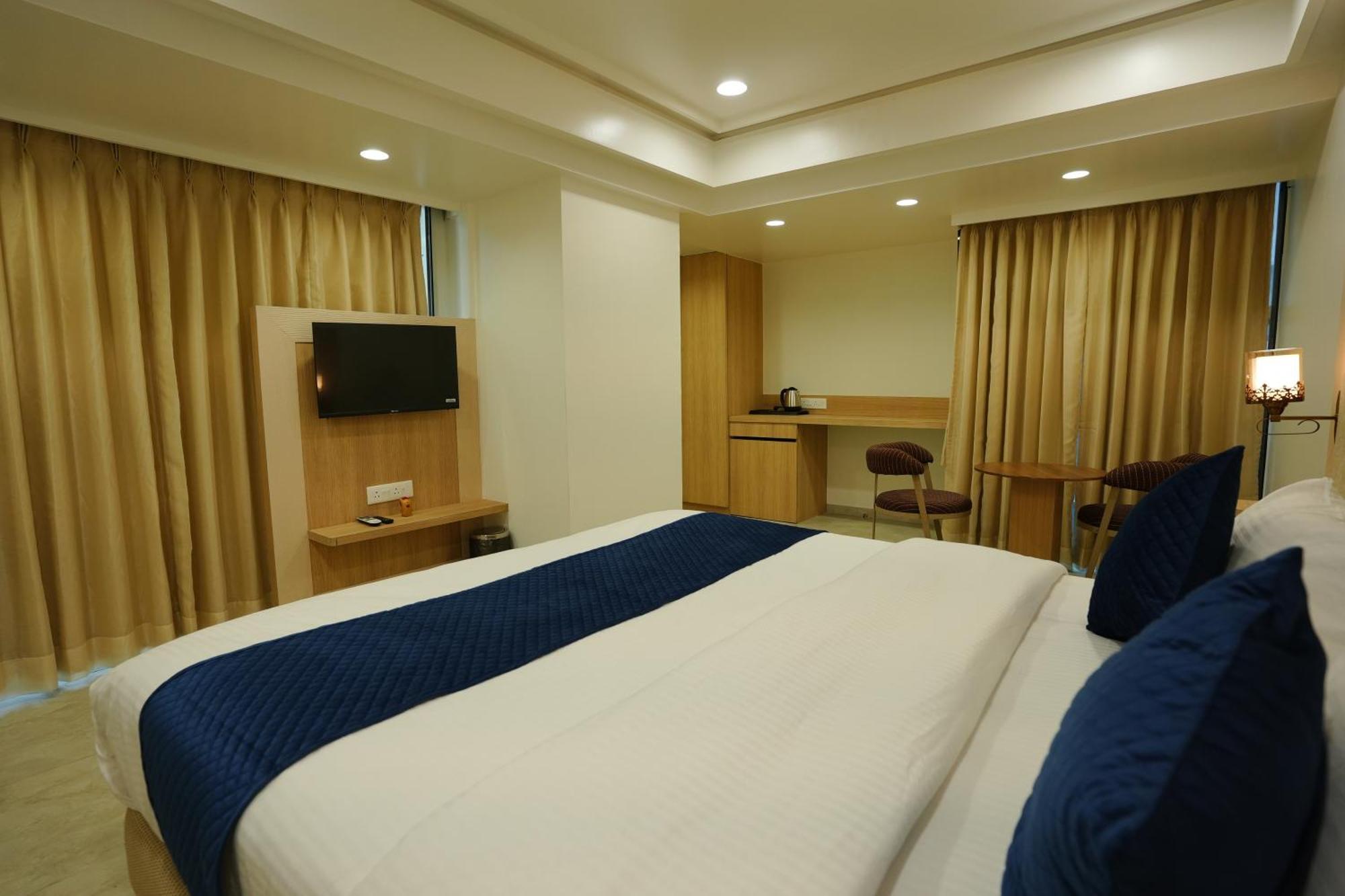 Hotel 6 Seasons, Koregoan Park, פונה מראה חיצוני תמונה