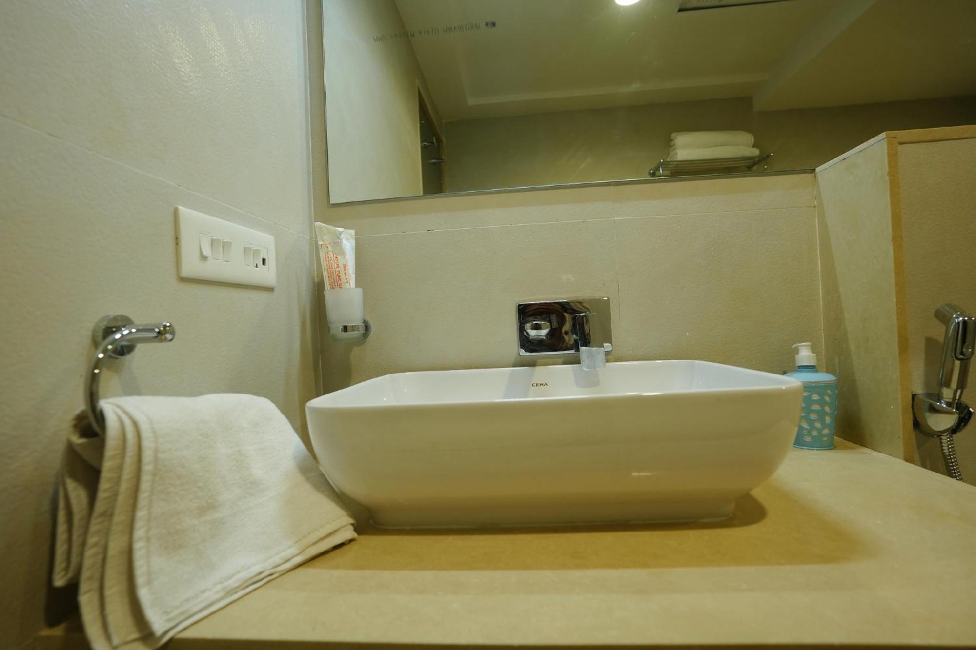 Hotel 6 Seasons, Koregoan Park, פונה מראה חיצוני תמונה