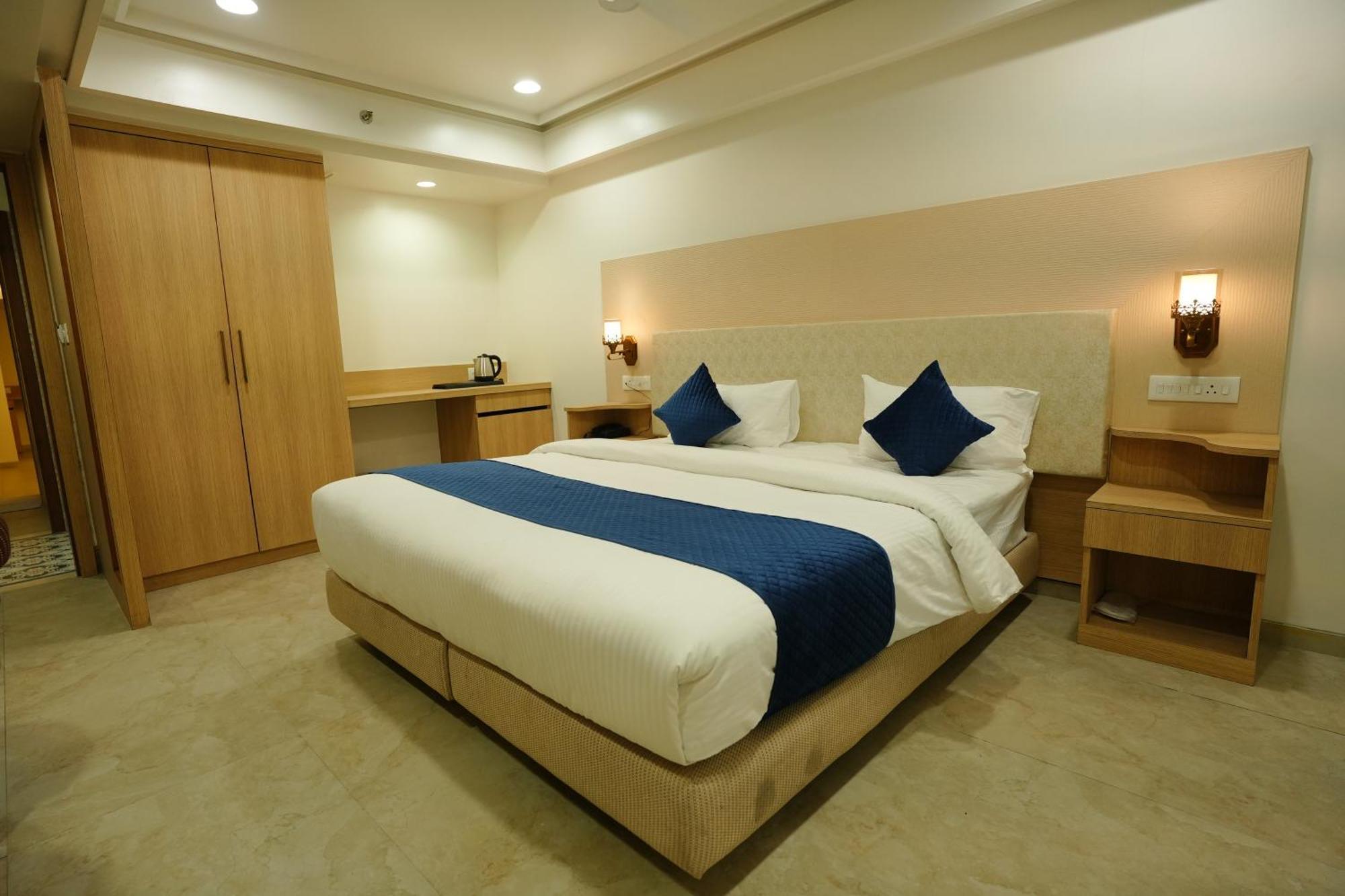 Hotel 6 Seasons, Koregoan Park, פונה מראה חיצוני תמונה