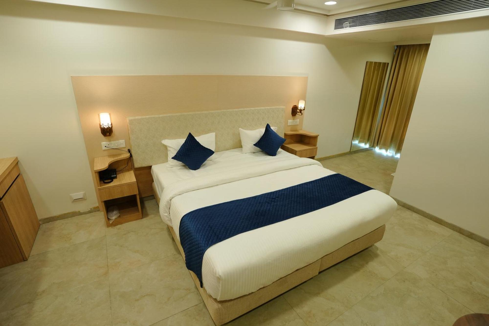 Hotel 6 Seasons, Koregoan Park, פונה מראה חיצוני תמונה